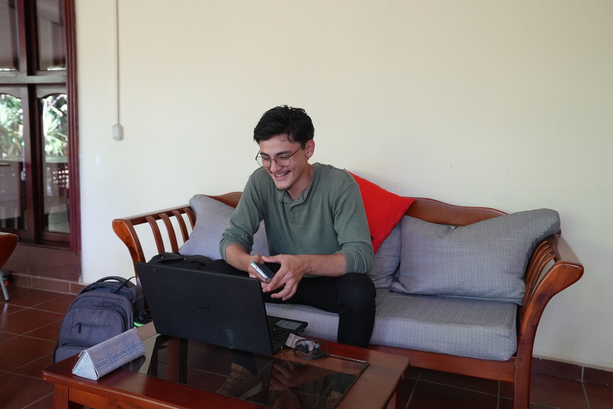 Personas trabajando en las áreas compartidas de Impact Hub Managua