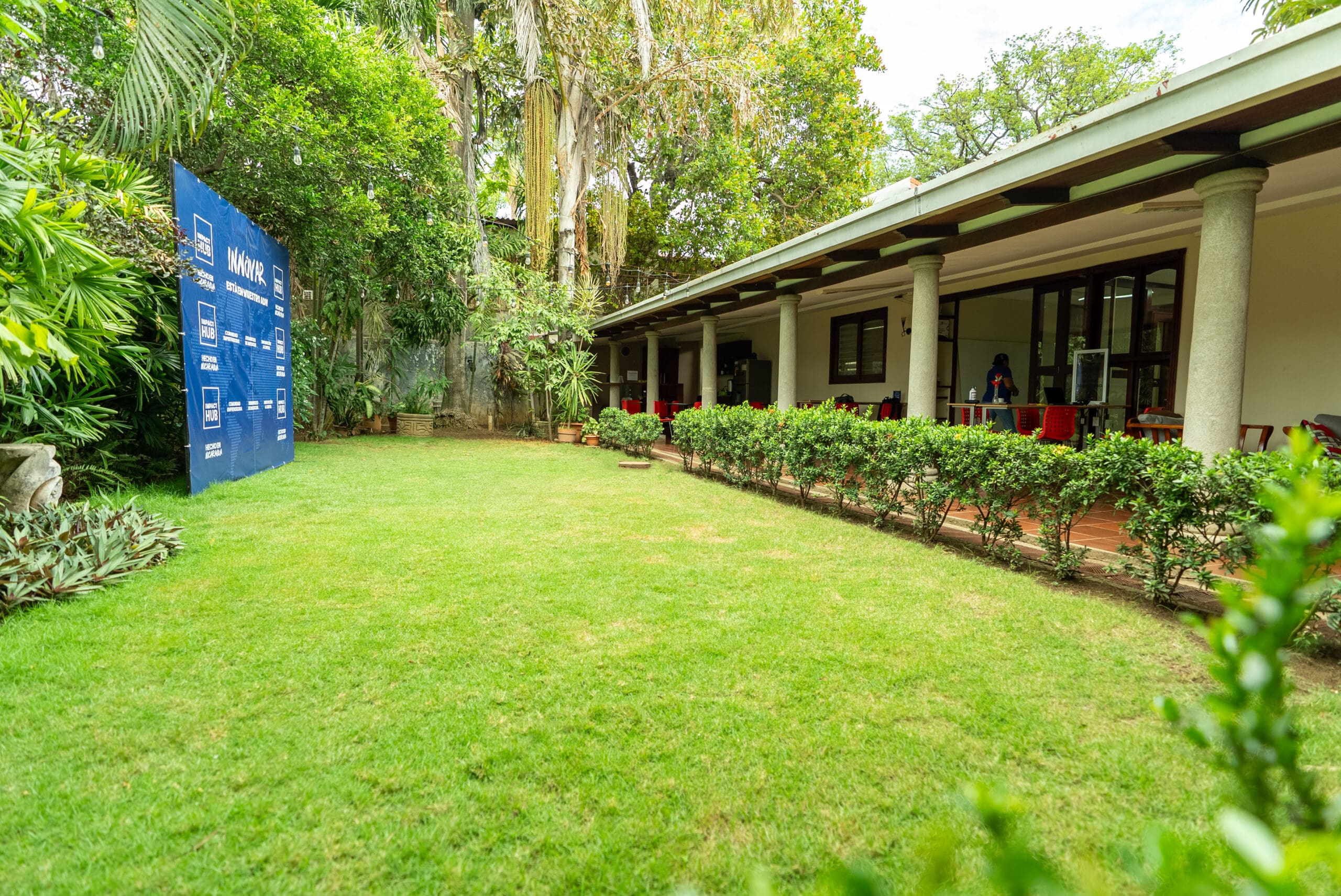 Jardín y terraza de Impact Hub Managua en Villa Fontana